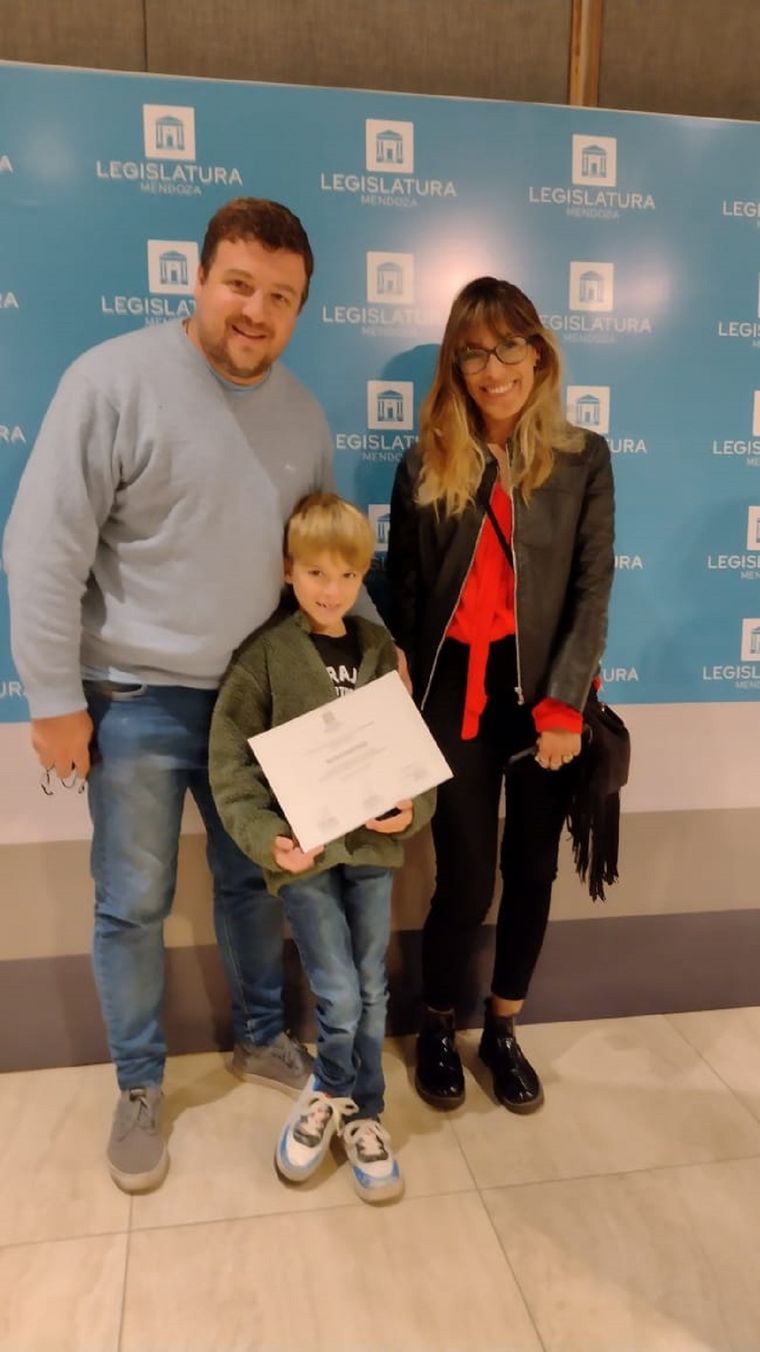 Mateo Martínez junto a su mamá y su papá, a minutos de recibir la distinción en la Legislatura Provincial Foto: Gentileza