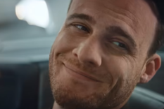 Kerem Bürsin Joven y apuesto. Foto: Fuente: imagen - Instagram @thebursin @lofficielturkiye