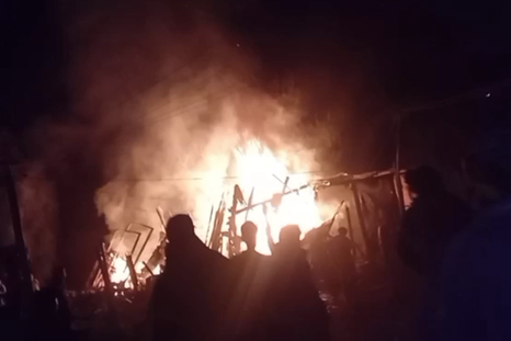 El incendio se habría originado por la explosión de un artefacto.