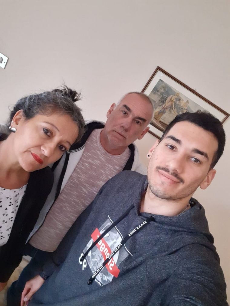 Mary Mastropietro, su marido Juan y su hijo Mauro, jugador profesional de futsal. Gentileza Foto: Gentileza