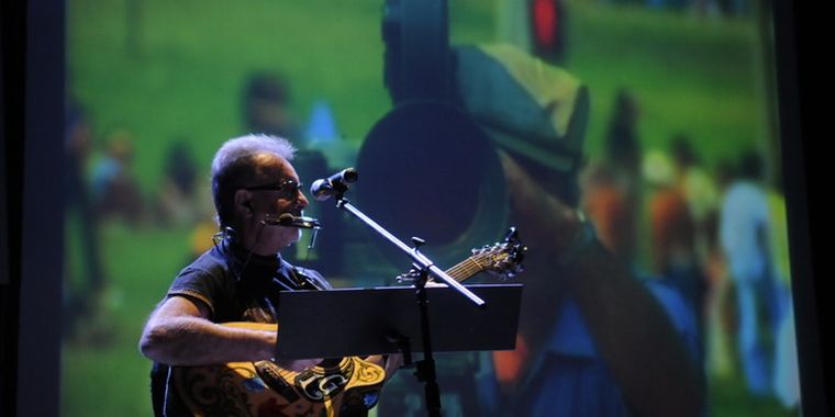 León Gieco ofreció anoche un concierto interactivo. Foto: Pachy Reynoso/MDZ