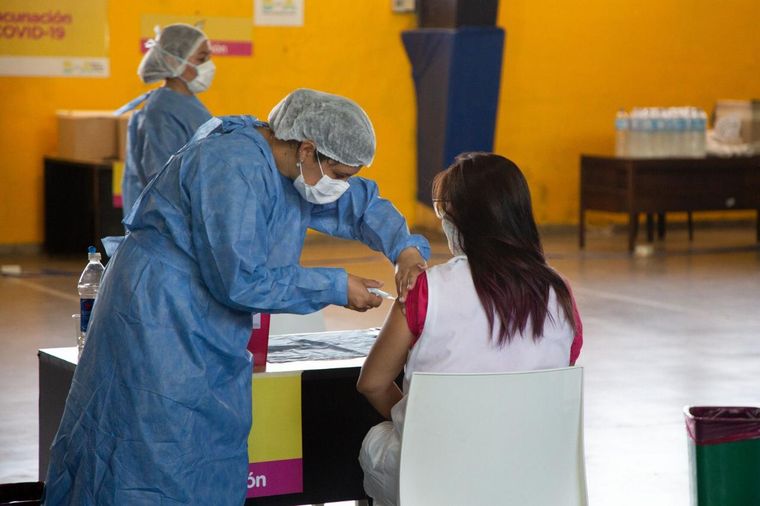 Los docentes que no se vacunen y no presenten PCR negativo no podrán trabajar y le descontarán el día en Córdoba