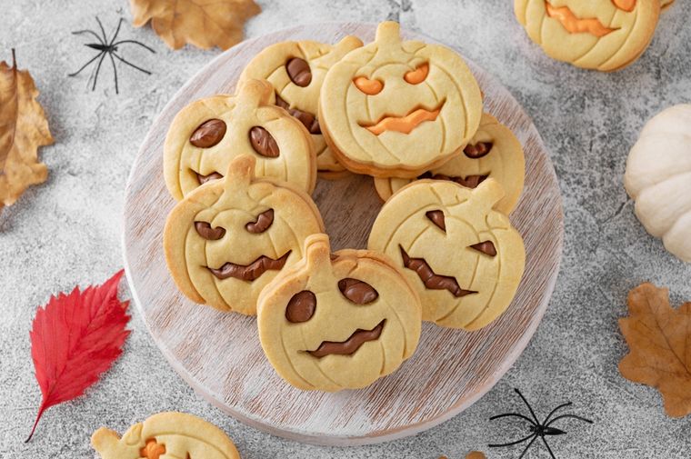 La receta de galletas sándwich en forma de calabazas nació como una versión casera de las cookies decoradas típicas de Halloween. La receta de galletas sándwich en forma de calabazas nació como una versión casera de las cookies decoradas típicas de Halloween.