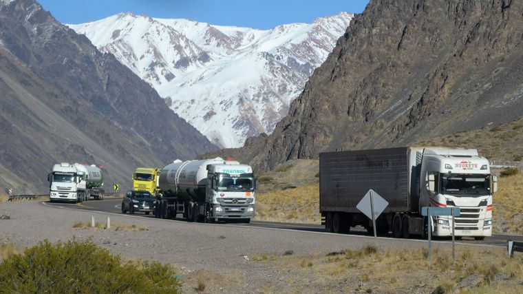 Filas de camiones esperan la reapertura del paso internacional. 
