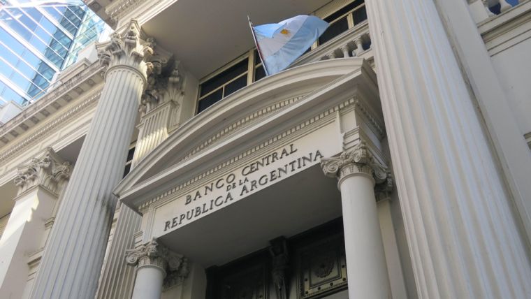 El BCRA suma reservas con toma de deuda. 