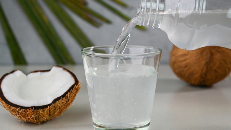Te compartimos para este verano este secreto tropical: receta de agua de coco refrescante&nbsp; y deliciosa.