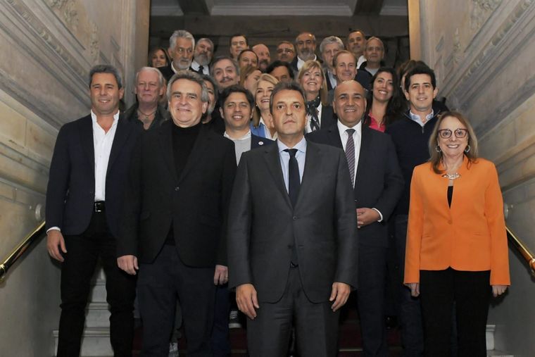 La foto de unidad de Sergio Massa con los gobernadores y sindicalistas de filo peronista Foto: Prensa Sergio Massa