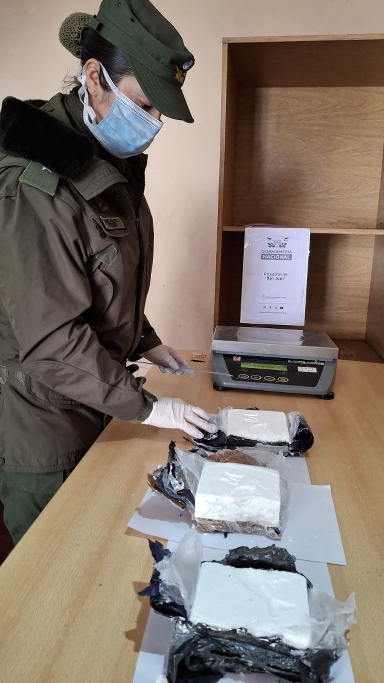 La cocaína estaba oculta en la mochila de un pasajero que viajaba desde Mendoza. La cocaína estaba oculta en la mochila de un pasajero que viajaba desde Mendoza.