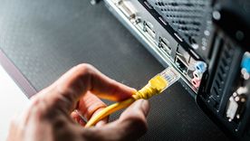 Conectar el Smart TV por cable parece ideal, pero muchos puertos Ethernet quedan limitados a 100 Mbps. Conectar el Smart TV por cable parece ideal, pero muchos puertos Ethernet quedan limitados a 100 Mbps.