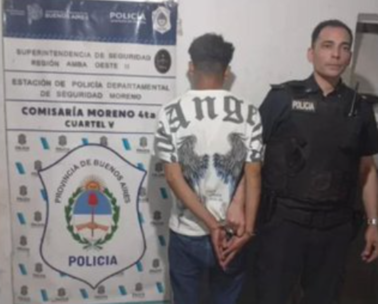 Las cámaras de seguridad muestran al acusado saliendo de la casa con su hijastro tapado con una frazada.