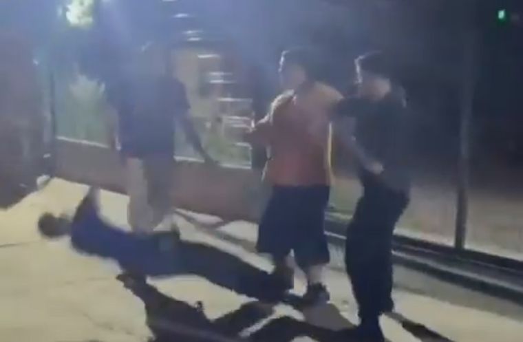 El momento en el que joven cae al suelo en medio de la brutal golpiza a la salida de un boliche. El momento en el que joven cae al suelo en medio de la brutal golpiza a la salida de un boliche.