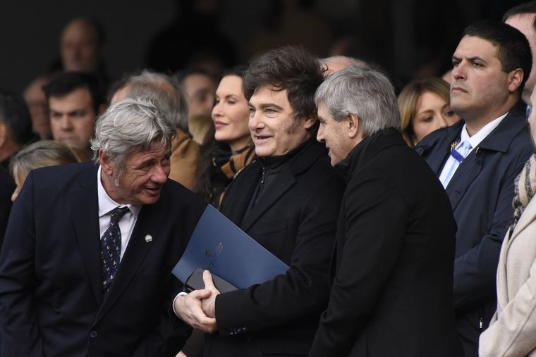 Javier Milei, Santiago Caputo y Nicolás Pino en el acto inaugural de la Exposición Rural 2025.