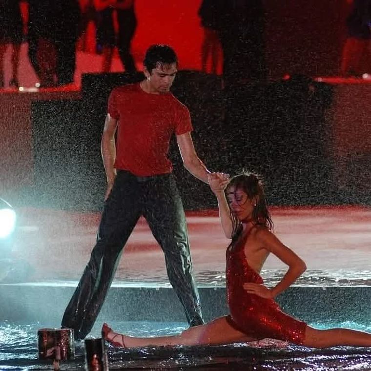 Emanuel y Carla desafiando los límites del escenario en la fuente del teatro griego Frank Romero Day en 2008. Emanuel y Carla desafiando los límites del escenario en la fuente del teatro griego Frank Romero Day en 2008.