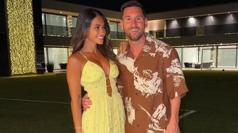 Sin los colores típicos de la época, Leo Messi y Antonela Roccuzzo sorprendieron con un look navideño muy fashionista.&nbsp;