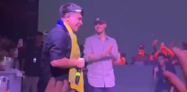 Los hinchas de Boca le cantaron a Paredes por su vuelta a Boca.