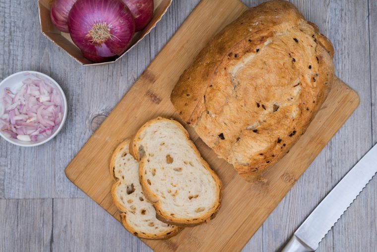 La receta de pan de cebolla se puede adaptar con queso rallado o hierbas para darle un toque más gourmet. La receta de pan de cebolla se puede adaptar con queso rallado o hierbas para darle un toque más gourmet.