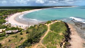 El pueblo de Brasil con playas claras y duna petrificadas. El pueblo de Brasil con playas claras y duna petrificadas.