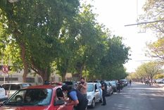 La Policía les pide documentos a los docentes que realizan el caravanazo este martes.