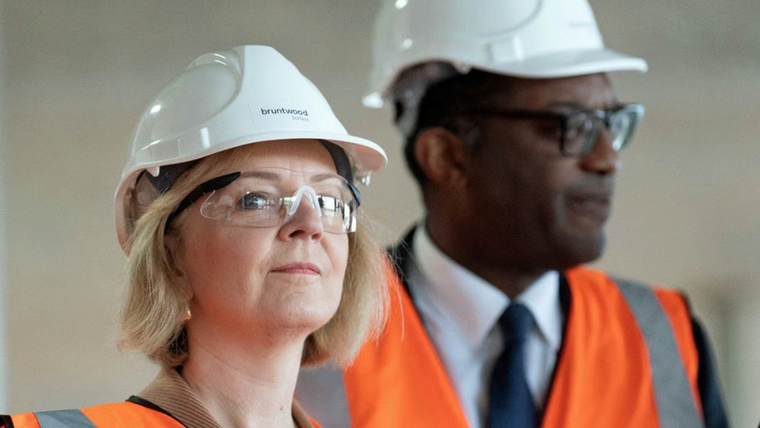 Truzz ehcó a su ministro Kwasi Kwarteng. Foto: Scmp.