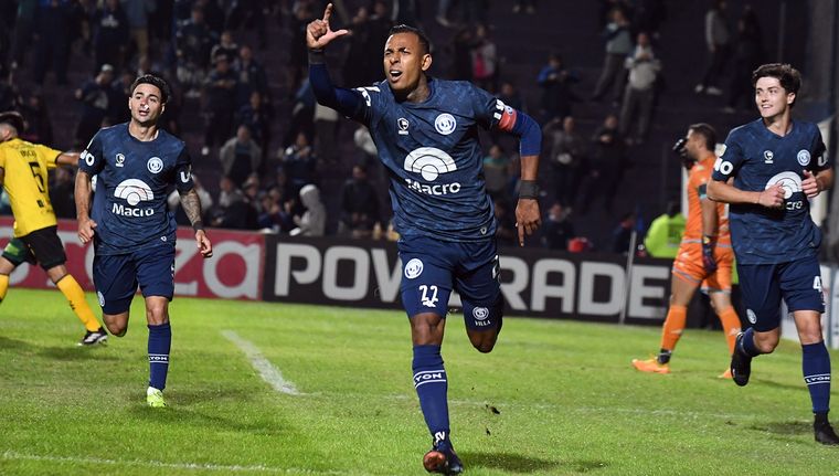 Sebastián Villa fue la figura en el triunfo de Independiente Rivadavia. Foto: ALF PONCE MERCADO / MDZ