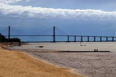 intensa busqueda en el rio parana de un adolescente que se metio a nadar y no salio del agua