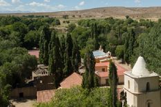 Este pueblo mezcla paisajes andinos con cultura española.