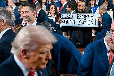 Con carteles y sin aplausos, así respondieron algunos demócratas, al discurso de Trump. Con carteles y sin aplausos, así respondieron algunos demócratas, al discurso de Trump.