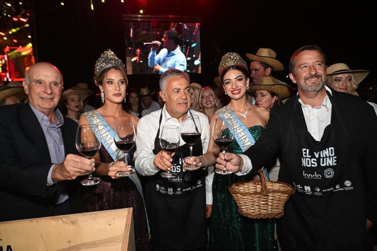 El presidente del Fondo Vitivinícola Bernardo Lanzilotta, la Reina Nacional de la Vendimia 2025 Alejandrina Funes, el gobernador de Mendoza Alfredo Cornejo y la virreina Nacional de la Vendimia 2025 Sofía Perfumo.