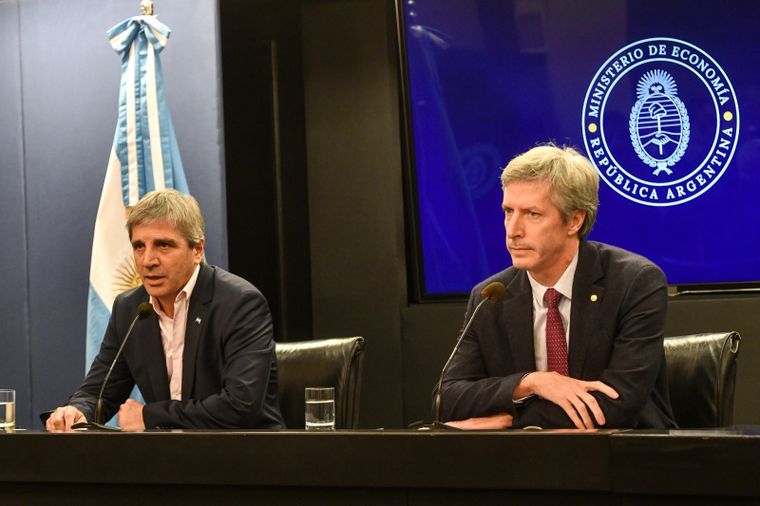 El ministro de Economía, Luis Caputo y el titular del Banco Central, Santiago Bausili, están secando la plaza para que salgan los dólares del colchón, pero hasta nadie los puso en circulación.