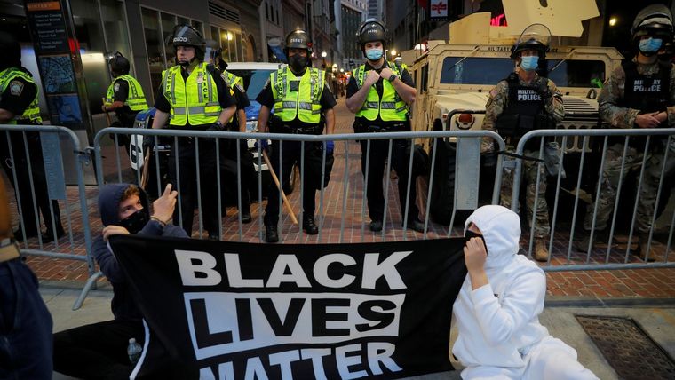Manifestantes sostienen una pancarta de Black Lives Matter durante una protesta en Boston (EE.UU.), el 7 de junio de 2020.