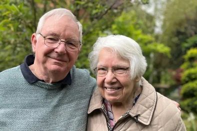 MDZol | Robert Isdale, de 81 años, y su esposa, Margaret, de 80, actualmente cuidan a un bebé de 8 meses. Foto: JESS LORD