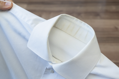 Las prendas blancas se ponen amarillas con el paso del tiempo pero con estos ingredientes puedes dejarlas como nuevas Foto: Shutterstock