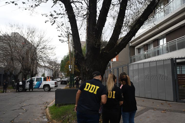 Los peritos trabajando en la zona del crimen. Foto: Télam