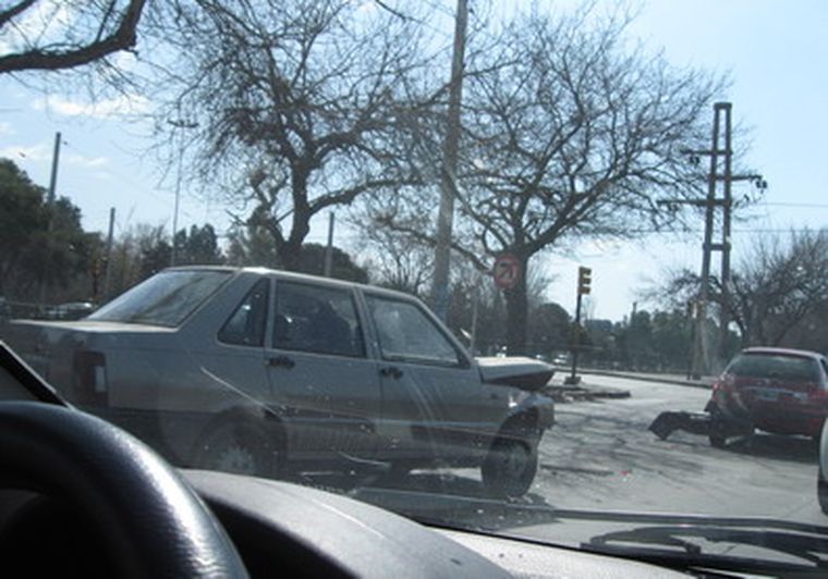 Los protagonistas del accidente, cerca de las 14 sobre Costanera.