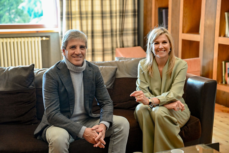 Luis Caputo junto a la reina Máxima de Países Bajos. Luis Caputo junto a la reina Máxima de Países Bajos.