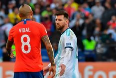 Vidal saluda a Messi durante un partido de Copa América.
