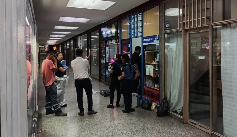 Policía Científica en el local en donde fue el crimen Foto: Walter Moreno/MDZ