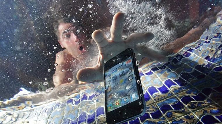 Emergencia acuática: sacá el celular del agua, apagalo y quitá SIM/funda. Cada segundo reduce las chances de cortocircuito y corrosión interna.