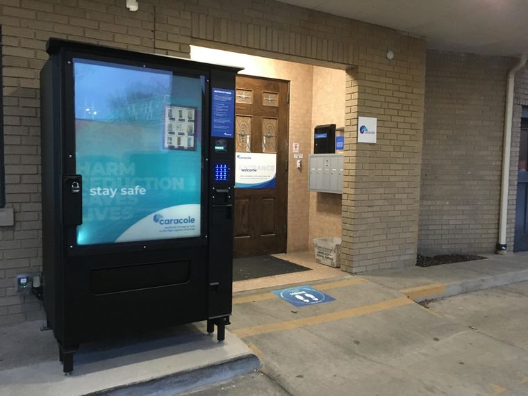 Las máquinas ofrecen pruebas gratis para identificar fentanilo y sprays nasales de naloxona Foto: BBC