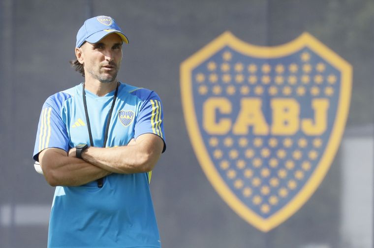 El DT prepara el equipo para la competencia internacional. Foto: @BocaJrsOficial