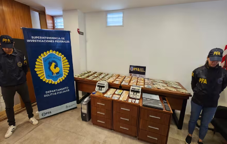 Policía Federal Argentina (PFA) desarticuló una “cueva” dedicada a la venta ilegal de divisas extranjeras Foto: Foto: NA