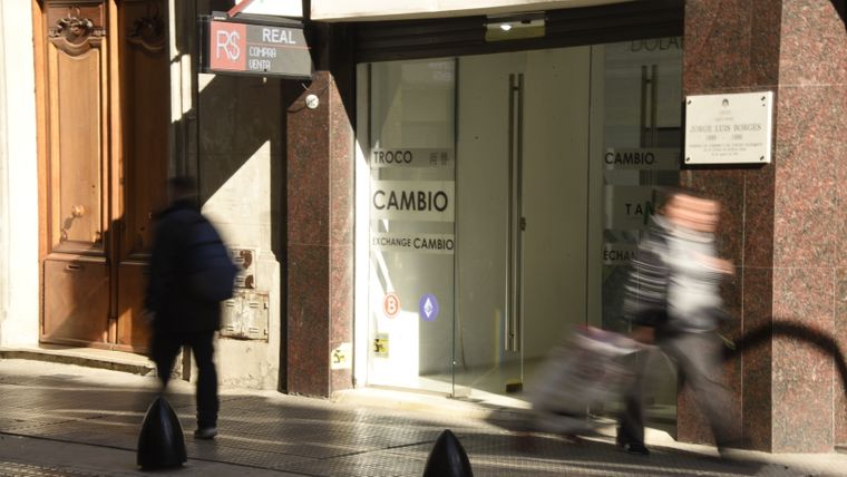 El dólar alcanza un nuevo máximo en más de un mes.&nbsp;