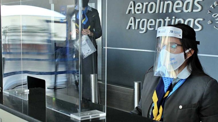 El personal de Aerolíneas solo cobrará la mitad de su salario en junio