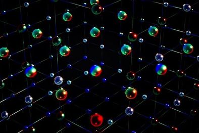 MDZol | Una interpretación artística de las complejas correlaciones magnéticas observadas por los científicos en su experimento pionero. Los diferentes colores representan los seis posibles estados internos de los átomos de iterbio. Foto: ELLA MARU STUDIO /GENTIL