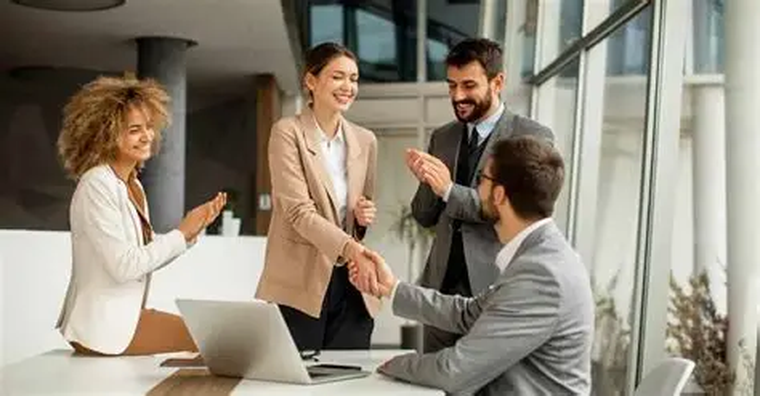 En el mundo del branding y la comunicación empresarial, nos enseñaron -casi a fuego- que la marca debe ser un faro de certeza absoluta.