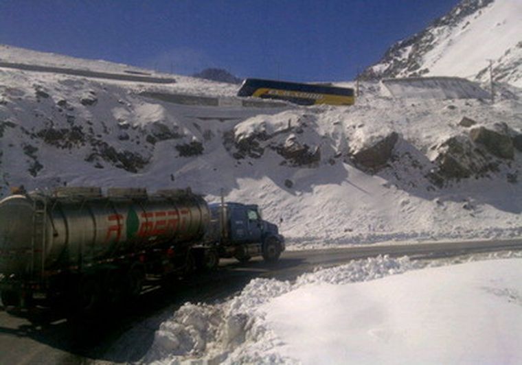 Así transitaban los vehículos hoy al mediodía por Los Caracoles.