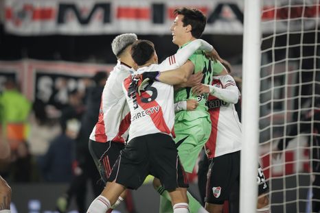 Todo River corre para abrazar a Santiago Beltrán, el héroe en los penales en la infartante clasificación ante San Lorenzo. Todo River corre para abrazar a Santiago Beltrán, el héroe en los penales en la infartante clasificación ante San Lorenzo.