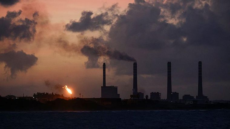 Venezuela ha acusado a EE.UU. de querer "robar" sus reservas de petróleo, las más grandes del mundo.