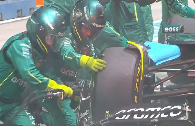 Alonso, furioso con Aston Martin.