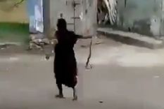 Abuela valiente: agarró una cobra mortal sin titubear un segundo